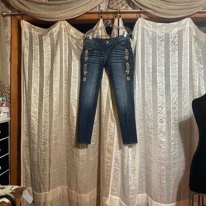 Driftwood Marilyn Lila Rose Embroidered Jeans 28 EUC